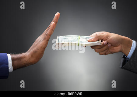 Close-up di una mano di un uomo rifiuta corrompere Foto Stock