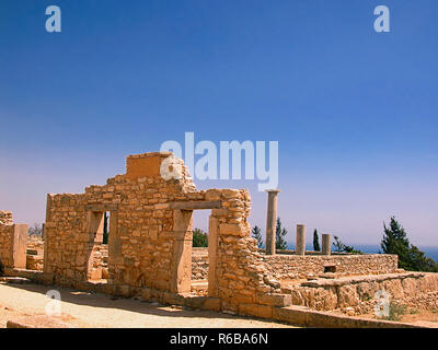 In parte restaurato xeno o inn per i pellegrini nel santuario di Apollo Hylates, Kourion, Cipro: muri di pietra e colonne doriche Foto Stock