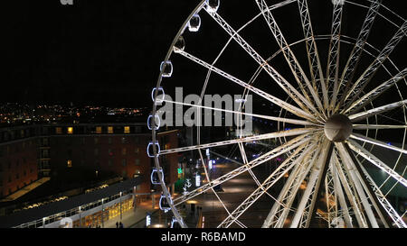 Liverpool, Regno Unito - 1 Dicembre 2018: la ruota di Liverpool illuminata di notte. La ruota è un'attrazione turistica vicino a Albert Dock. Foto Stock