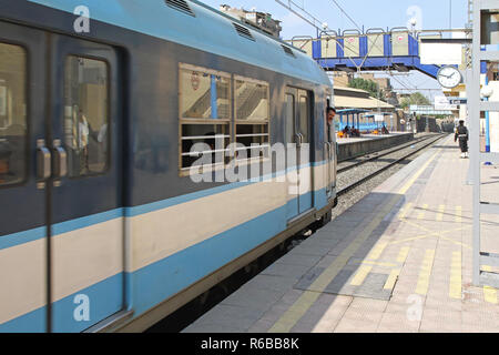 Il Cairo, Egitto - 01 Marzo: treno Metro in corrispondenza della piattaforma al Cairo il 01 marzo 2010. La metropolitana di superficie di piattaforma di trasporto rapido del Cairo in Egitto. Foto Stock