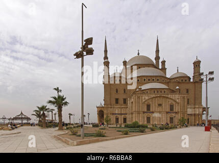 Il Cairo, Egitto - 24 febbraio: Moschea di Muhammad Ali al Cairo il 24 febbraio 2010. La moschea di alabastro a Cittadella del Cairo in Egitto. Foto Stock