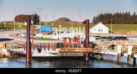 Edoya, Norvegia - 17 October, 2016: rampa di traghetti e il molo di attracco di Edoya isola, regione di Trondheim, Norvegia Foto Stock