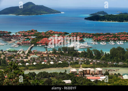 Eden Island, Eden Plaza e marina, i clienti nella sistemazione di complesso per lo shopping cortile centrale Victoria, Mahe Island, Seicelle Foto Stock