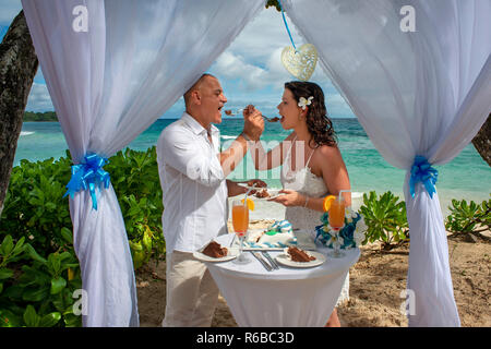 Matrimonio sulla spiaggia nella baia a Avani Barbarons Mahe Seychelles Foto Stock