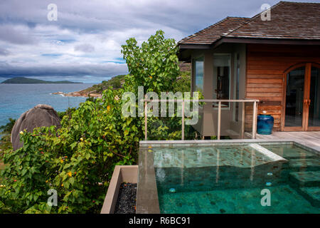 Piscina in una villa privata di Six Senses Zil Pasyon hotel di lusso. Felicite isola delle Seychelles. Foto Stock