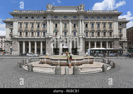 Roma, Italia - 30 giugno: Galleria Alberto Sordi a Roma il 30 giugno 2014. Galleria Colonna Galleria Shopping a Via del Corso a Roma, Italia. Foto Stock