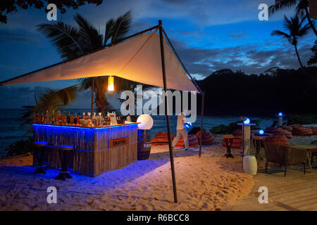 Night bar sulla spiaggia nella baia a Avani Barbarons Mahe Seychelles Foto Stock