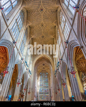 All'interno di Abbazia di Bath con la luce del sole attraverso le finestre. Foto Stock