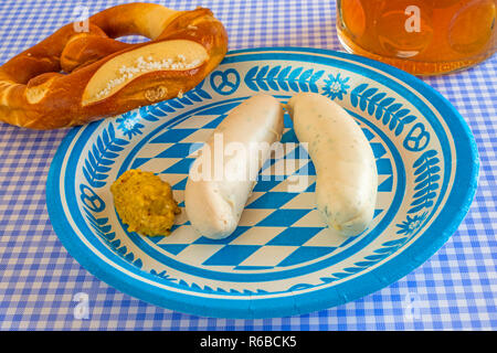 La salsiccia di vitello piatto su Oktoberfest Foto Stock