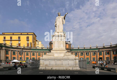 Napoli, Italia - 25 giugno: Piazza Dante a Napoli il 25 giugno 2014. Dante Alighieri monumento e presso il Convitto Nazionale Vittorio Emanuele di Napoli, Italia. Foto Stock