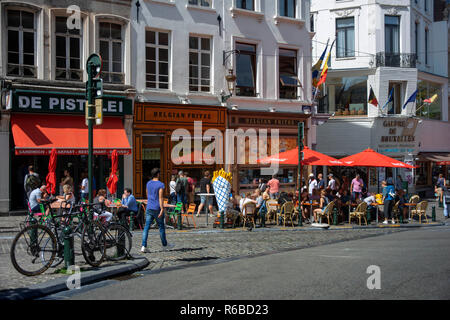 Ristoranti in Rue du Marché aux Herbes street a Bruxelles centro citta'. Foto Stock