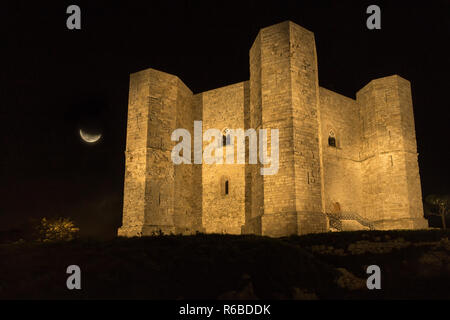 Castel del Monte, residenza dell'imperatore Federico II, in una magica notte al chiaro di luna. Andria, Puglia, Italia, Europa. Foto Stock