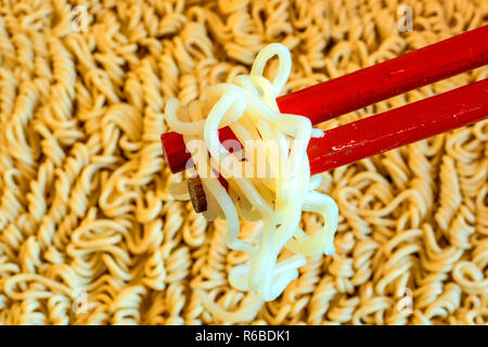 Tagliatelle cinesi crudi e cotti Foto Stock