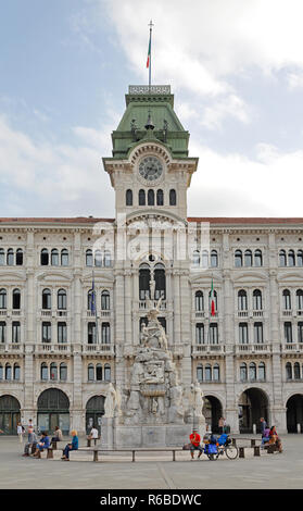 TRIESTE, ITALIA - 13 ottobre: Piazza dell'Unità d'Italia a Trieste il 13 ottobre 2014. Fontana dei quattro continenti e municipio edificio a Trieste, Foto Stock