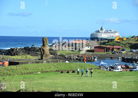 Il Moai AHU Tautira al piccolo porto di Hanga Roa su Rapa Nui (Isola di Pasqua) Foto Stock