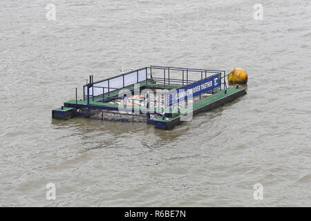 LONDON, Regno Unito - 17 novembre: Pulizia Tamigi a Londra il 17 novembre 2013. Pontoon barge con garbage al Tamigi a Londra, Regno Kin Foto Stock