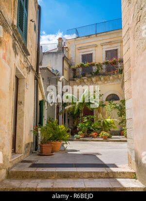 New Scenic 5 posti in vista della pittoresca Ragusa Ibla. La Sicilia Il sud dell'Italia. Foto Stock