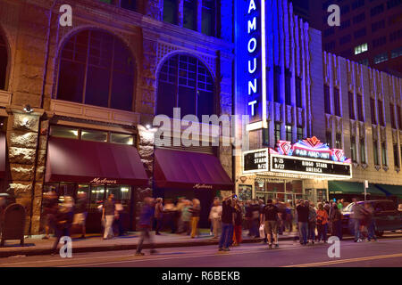 La folla sulla strada fuori Paramount Theatre, Denver, Colorado, dopo Ringo Starr tour americano le prestazioni Foto Stock