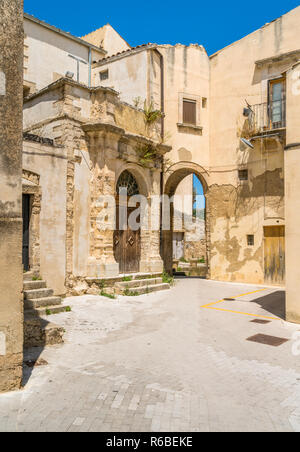 New Scenic 5 posti in vista della pittoresca Ragusa Ibla. La Sicilia Il sud dell'Italia. Foto Stock