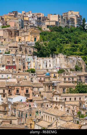 Vista panoramica di Ragusa Ibla, cittadina barocca in Sicilia (Sicilia), il sud dell'Italia. Foto Stock