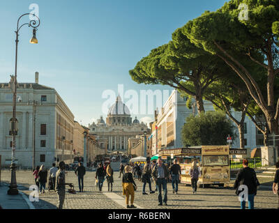 Guardando verso la Basilica di San Pietro in Vaticano, la Papal enclave all'interno roma, Italia. Il tempo di Natale. Foto Stock