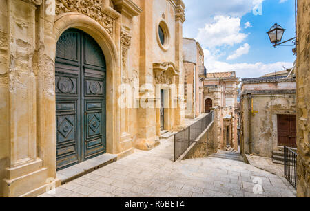 Vista panoramica a Ragusa Ibla con la Chiesa di Santa Maria dell'Itria. La Sicilia Il sud dell'Italia. Foto Stock