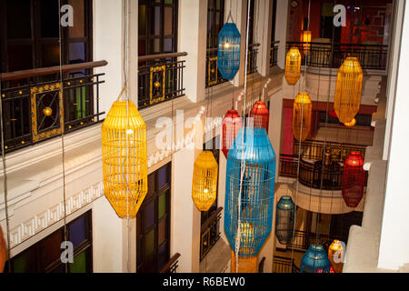 Lampions colorati in hotel asiatico Foto Stock