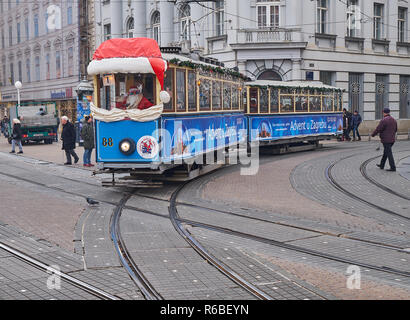 Santa Claus tram, come parte del Mercatino di Natale in festa a Zagabria, passando per le strade della capitale durante la stagione di natale Foto Stock