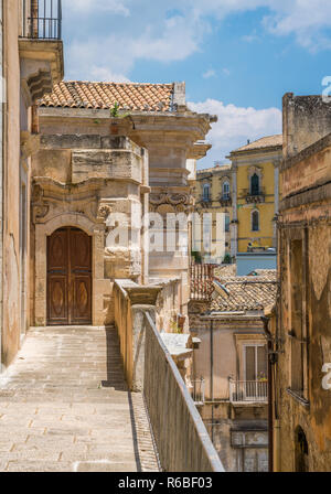 New Scenic 5 posti in vista della pittoresca Ragusa Ibla. La Sicilia Il sud dell'Italia. Foto Stock