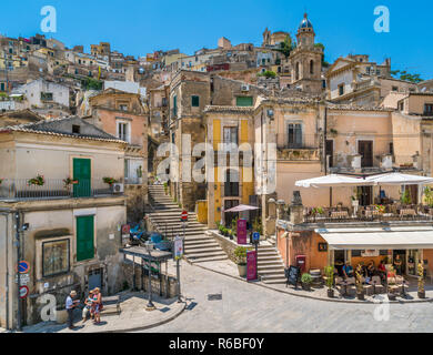 New Scenic 5 posti in vista della pittoresca Ragusa Ibla. La Sicilia Il sud dell'Italia. Foto Stock