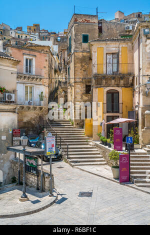 New Scenic 5 posti in vista della pittoresca Ragusa Ibla. La Sicilia Il sud dell'Italia. Foto Stock