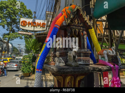 PATTAYA,THAILANDIA - OTTOBRE 18,2018: Seconda strada questa è una piccola,colorato santuario,che è un elogio per il Buddha.In Thailandia si possono trovare ovunque. Foto Stock