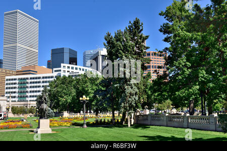 Downtown Denver skyline di edifici alti visto dal Civic Center Park, centro di Denver, Colorado, STATI UNITI D'AMERICA Foto Stock