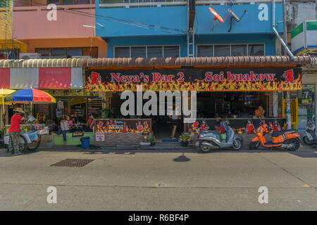 PATTAYA,THAILANDIA - OTTOBRE 18,2018: Soi Buakhaow questo è Neya's Bar 2,un bar per bere,il gioco d'azzardo e divertirsi con la femmina roba. Foto Stock