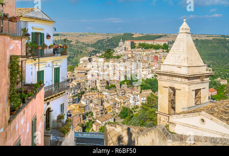 Vista panoramica di Ragusa Ibla con la Chiesa di Santa Maria alle scale cittadina barocca in Sicilia (Sicilia), il sud dell'Italia. Foto Stock