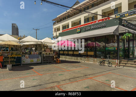 PATTAYA,THAILANDIA - OTTOBRE 18,2018: Soi Buakhaow questo è un mercato che di solito inizia la sera.hanno costruito una caffetteria accanto a. Foto Stock