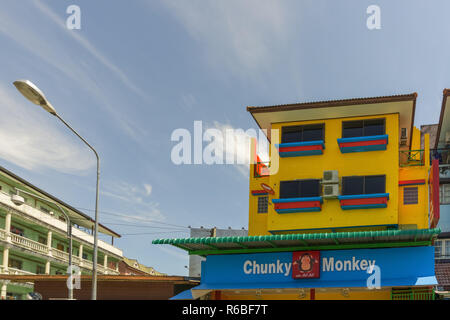 PATTAYA,THAILANDIA - OTTOBRE 18,2018: Soi Buakhaow Il Chunky Monkey bar sia per gli adulti che vogliono bere,giocare e divertirsi con il personale femminile. Foto Stock