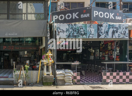 PATTAYA,THAILANDIA - OTTOBRE 18,2018: Soi Buakhaow Questo è il Pook Bar 2, che è una vita notturna bar per chi vuole bere,giocare a biliardo e hanno f Foto Stock