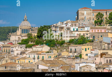 Vista panoramica di Ragusa Ibla con il duomo di San Giorgio Duomo. Sicilia (Sicilia), il sud dell'Italia. Foto Stock