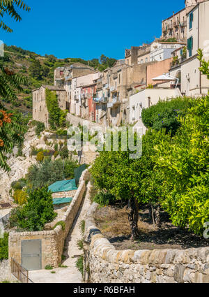 New Scenic 5 posti in vista della pittoresca Ragusa Ibla. La Sicilia Il sud dell'Italia. Foto Stock