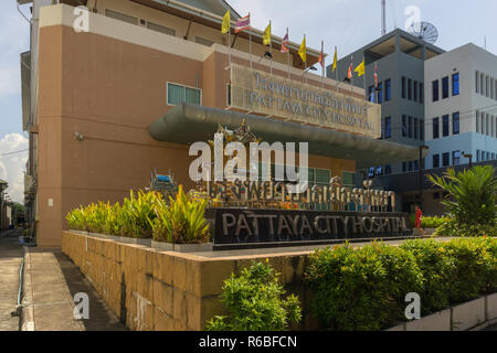 PATTAYA,THAILANDIA - OTTOBRE 18,2018: Soi Buakhaow questo è l'ospedale della città.it è stato rinnovato ed ha un Buddha santuario nella parte anteriore dell'edificio. Foto Stock