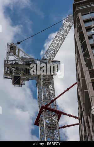 Grandi gru a torre su un edificio del sito di sviluppo nel centro di Londra. Foto Stock