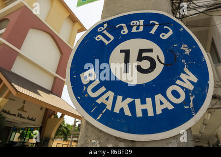 PATTAYA,THAILANDIA - OTTOBRE 18,2018: Soi Buakhaow questo è un vecchio segno con il nome della strada.It del grande,molto usato e blu. Foto Stock