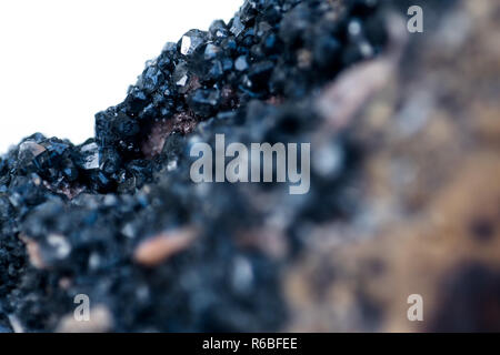 Carbonato di piombo minerale isolato su bianco Foto Stock