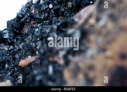 Carbonato di piombo minerale isolato su bianco Foto Stock