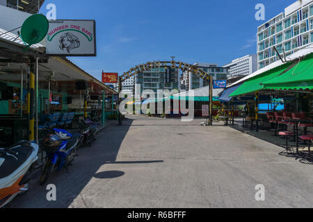 PATTAYA,THAILANDIA - OTTOBRE 18,2018:Buakhaow Soi questo è azione Street,una zona di vita notturna con molti bar per bere,il gioco d'azzardo e divertirsi con il Fe Foto Stock