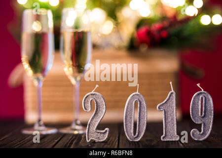 Due champagne per il nuovo anno 2019 flauti sulla colorata luce sfondo bokeh di fondo Foto Stock