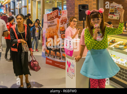 PATTAYA,THAILANDIA - OTTOBRE 19,2018:terminale 21 per il giorno di apertura del centro commerciale nella seconda strada sono stati tanti promotori,che hanno promosso le offerte speciali in colorf Foto Stock