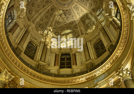 Torino Piemonte, Agosto 2018. L'Italia. Gli interni della Basilica di Superga durante l'apertura al pubblico di notte. La cupola è di forte impatto grazie Foto Stock