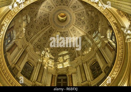 Torino Piemonte, Agosto 2018. L'Italia. Gli interni della Basilica di Superga durante l'apertura al pubblico di notte. La cupola è di forte impatto grazie Foto Stock